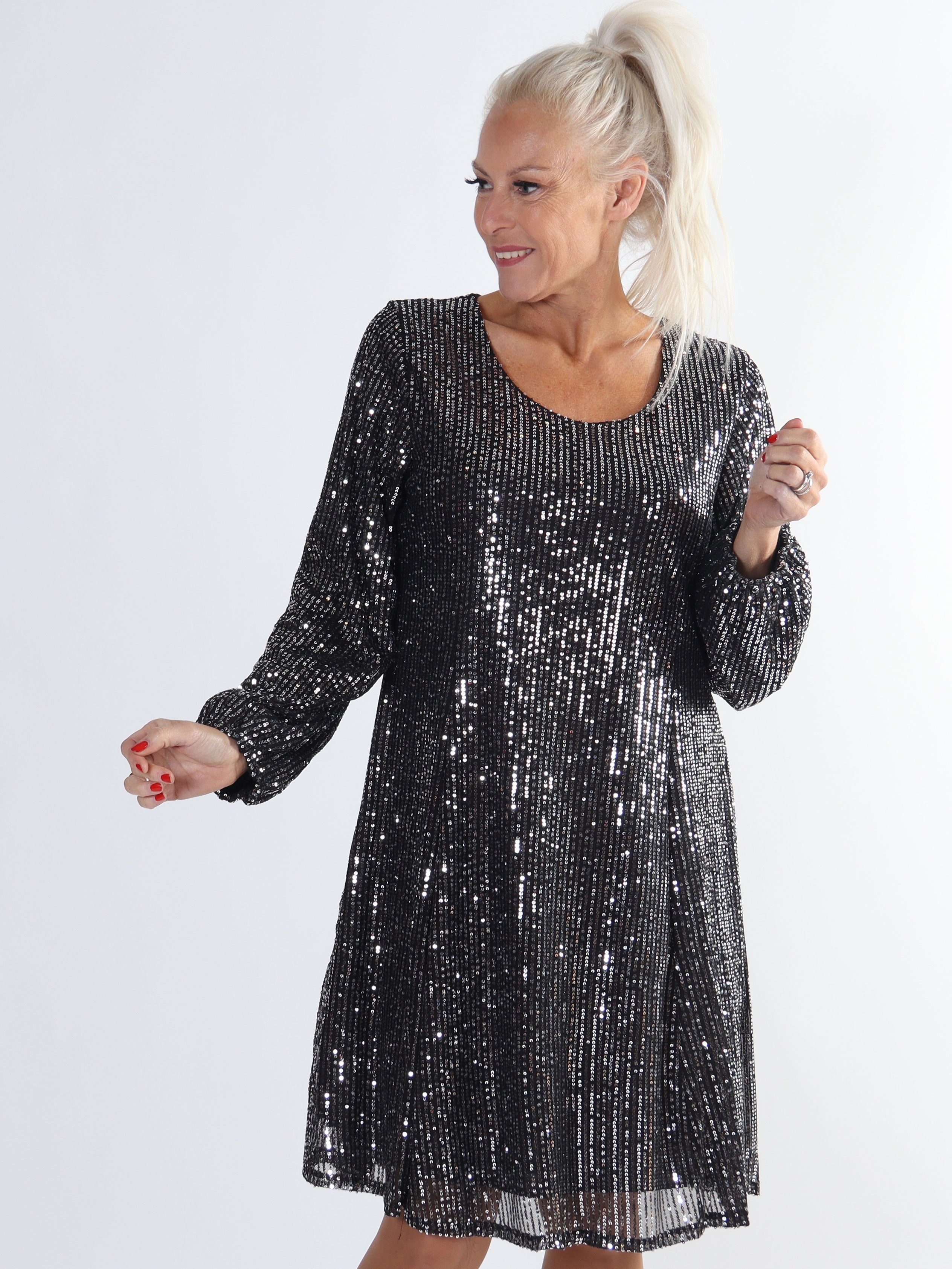 Maj Glitter L/S - Sød plus size paillet kjole der går ud i A facon